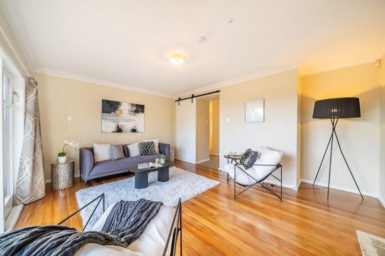 Photo of property in 10 Vista Crescent, Maoribank, Upper Hutt, 5018
