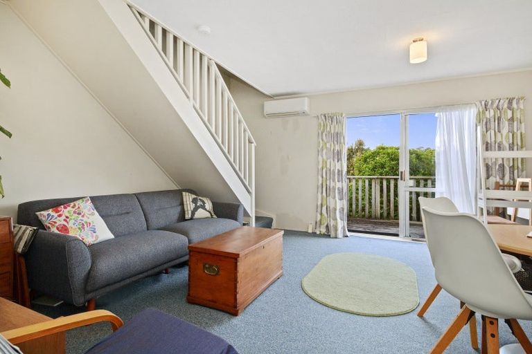 Photo of property in 32b Cheltenham Terrace, Newlands, Wellington, 6037