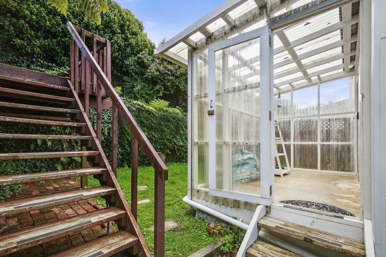 Photo of property in 32b Cheltenham Terrace, Newlands, Wellington, 6037