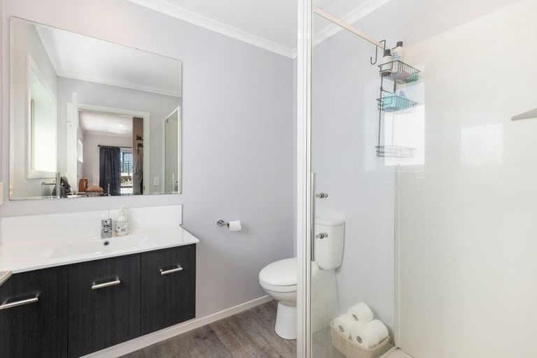 Photo of property in 11 Cirrus Close, Newlands, Wellington, 6037