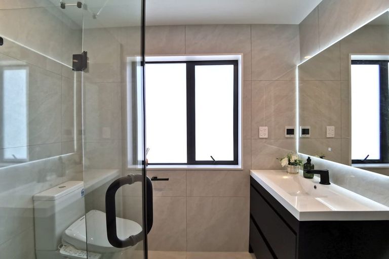 Photo of property in 57e Hogans Road, Glenfield, Auckland, 0629