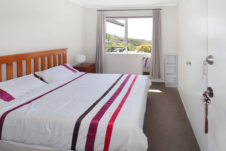 Photo of property in 3 Fernhaven Grove, Newlands, Wellington, 6037