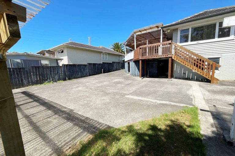 Photo of property in 4 Paton Avenue, Te Atatu South, Auckland, 0610