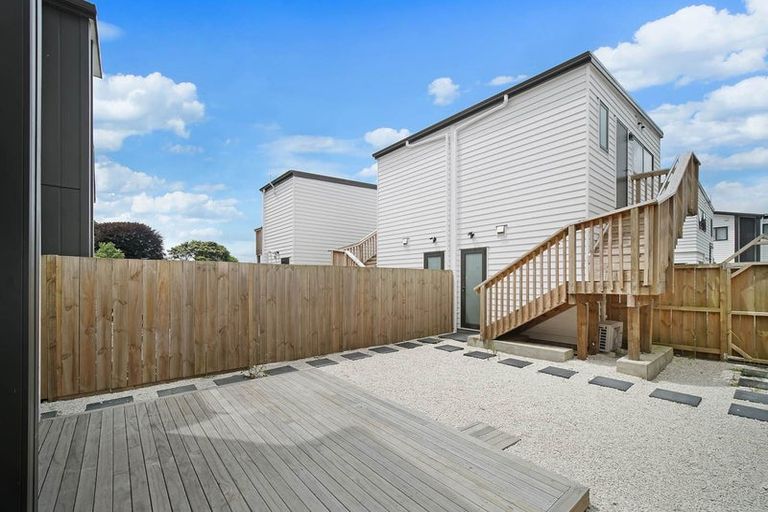 Photo of property in 15 Riverview Road, New Lynn, Auckland, 0600