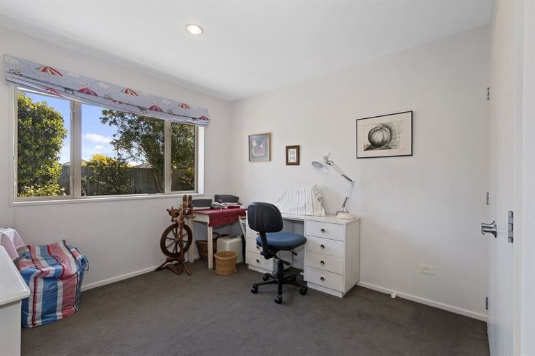 Photo of property in 30 Foresters Crescent, Parklands, Christchurch, 8083