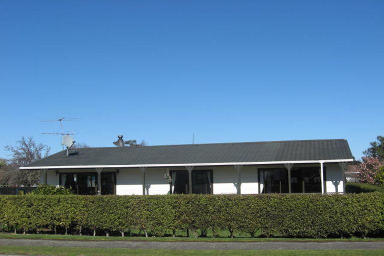 Photo of property in 12 Moreton Road, Carterton, 5713