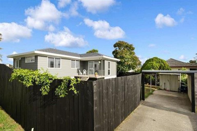 Photo of property in 2/77 Luanda Drive, Ranui, Auckland, 0612