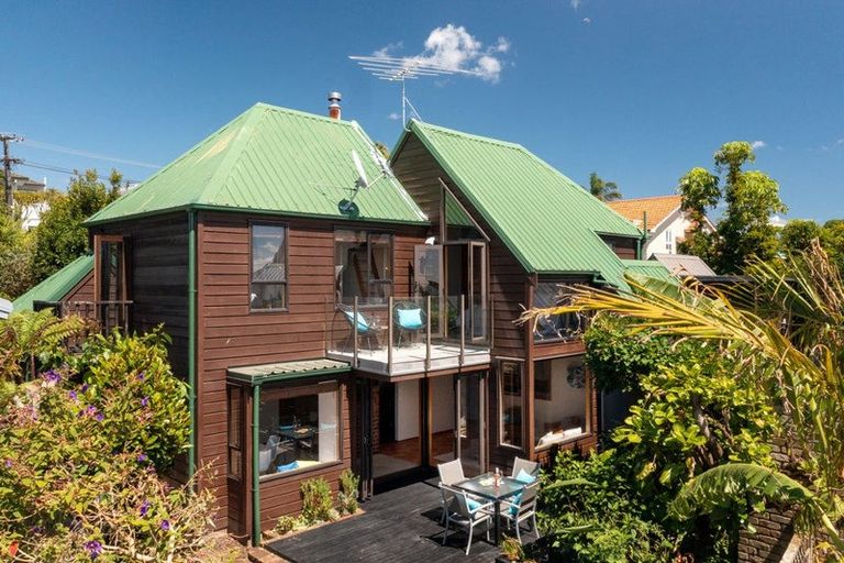 Photo of property in 3 Mizpah Road, Waiake, Auckland, 0630