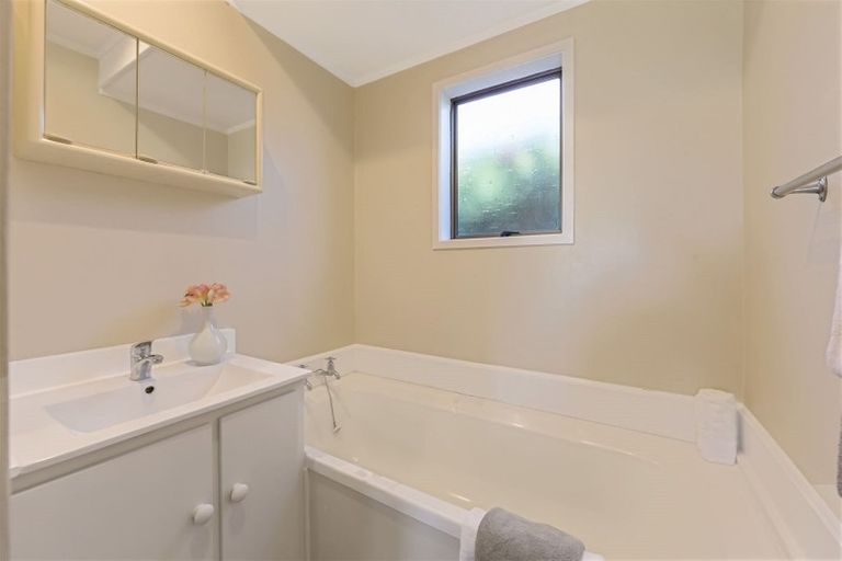 Photo of property in 2/36 Shanaway Rise, Hillcrest, Auckland, 0627