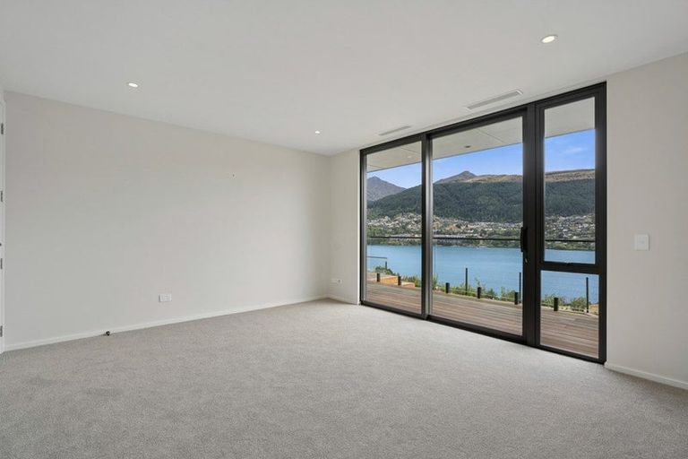 Photo of property in 6 Red Deer Rise, Kelvin Heights, Queenstown, 9300