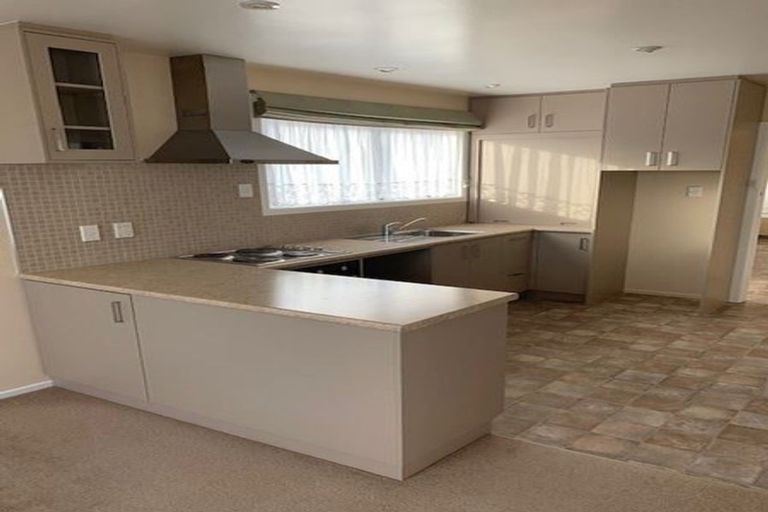 Photo of property in 17 Davidson Crescent, Hornby, Christchurch, 8042