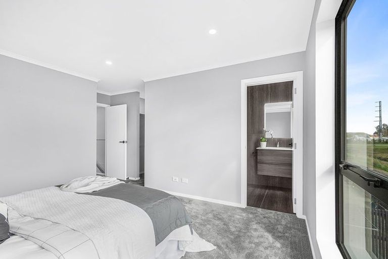 Photo of property in 20 Heketara Way, Massey, Auckland, 0614