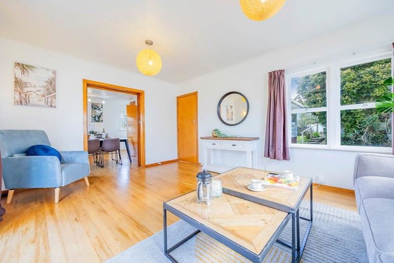 Photo of property in 12 Barker Rise, Northcross, Auckland, 0632