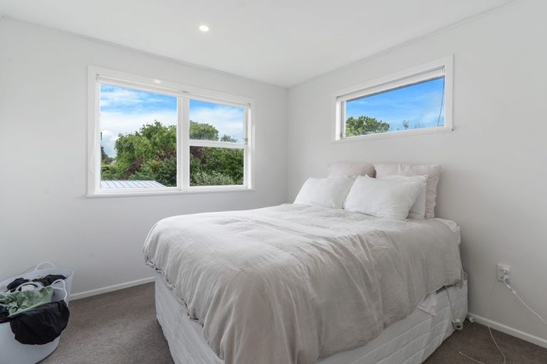 Photo of property in 24 Gill Avenue, Te Atatu Peninsula, Auckland, 0610
