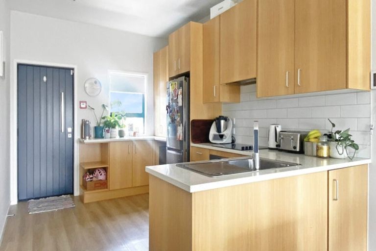 Photo of property in 15 Whakarato Way, Takanini, 2112