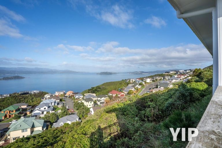 Photo of property in 4b Sunhaven Drive, Newlands, Wellington, 6037