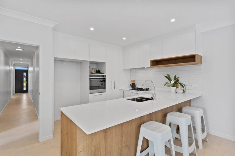 Photo of property in 51 Parkmore Drive, Rosehill, Papakura, 2113