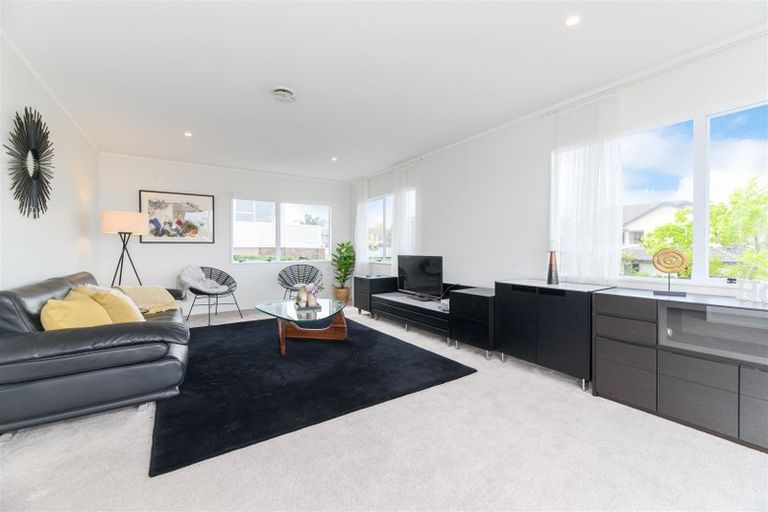 Photo of property in 1 Marguerita Place, West Harbour, Auckland, 0618