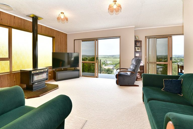 Photo of property in 16 Kaipara Crescent, Helensville, 0800