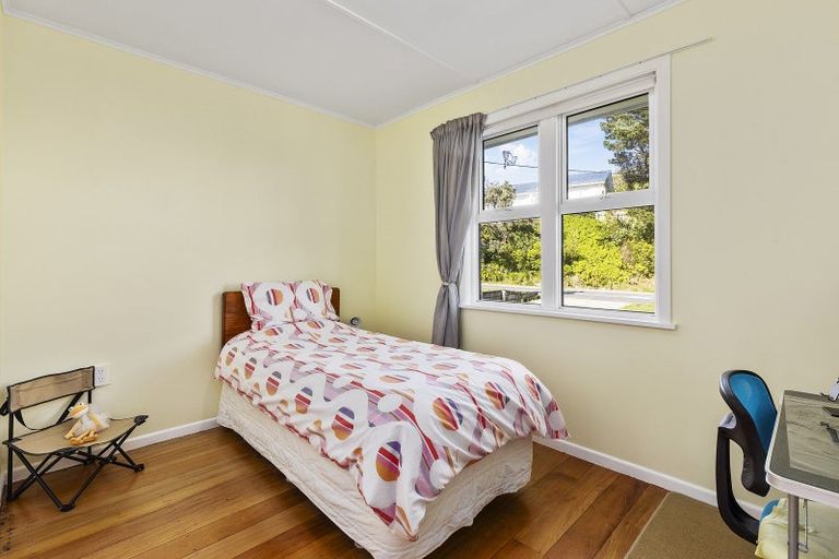 Photo of property in 2 Kenmore Street, Newlands, Wellington, 6037