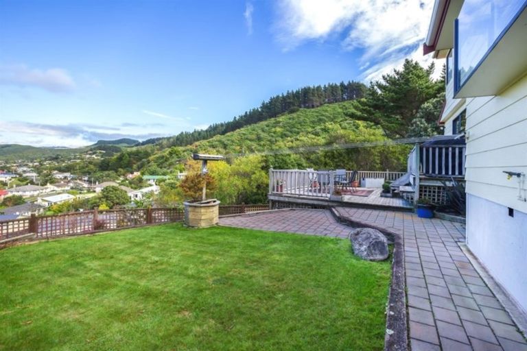 Photo of property in 25 Ordley Grove, Tawa, Wellington, 5028