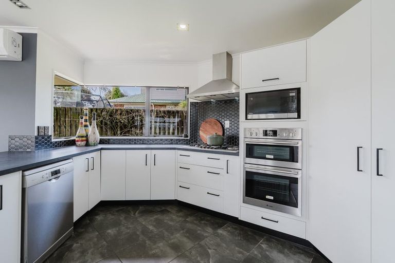 Photo of property in 12 Sunny Dale, Western Heights, Hamilton, 3200