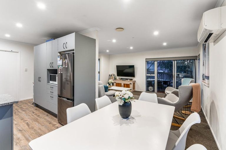 Photo of property in 2 Katrina Place, Massey, Auckland, 0614