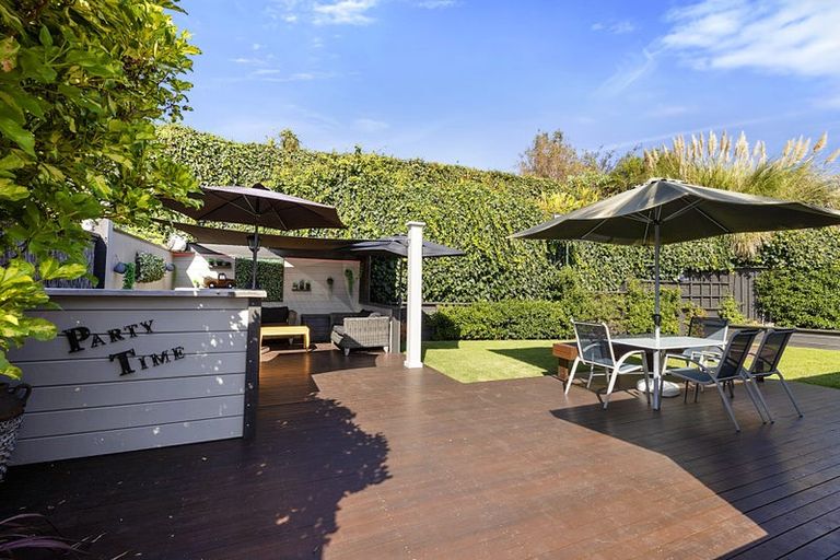 Photo of property in 38 Seaview Road, Marfell, New Plymouth, 4310