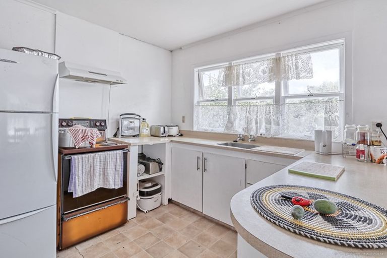Photo of property in 22 Kingdale Road, Henderson, Auckland, 0610