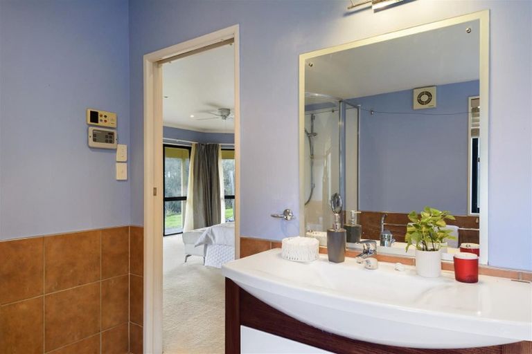 Photo of property in 166 Holmes Road, Waiuku, 2682
