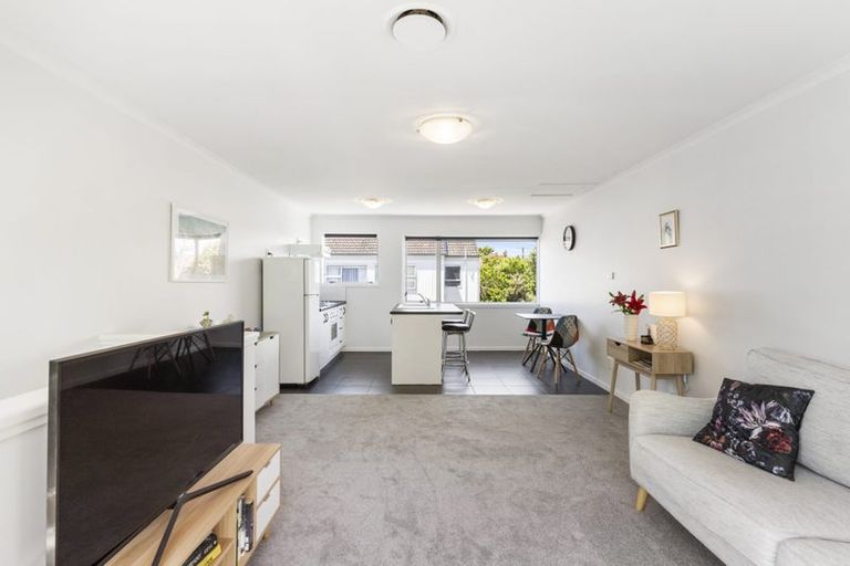 Photo of property in 2/25 Inverness Road, Browns Bay, Auckland, 0630