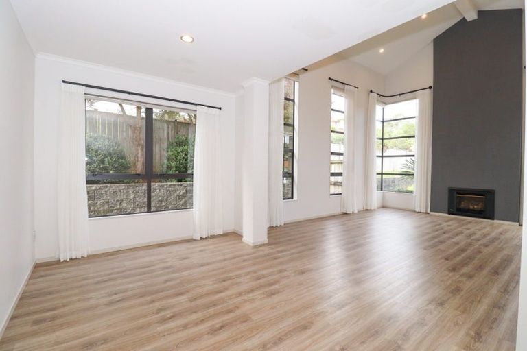 Photo of property in 16 Kinmont Rise, East Tamaki Heights, Auckland, 2016