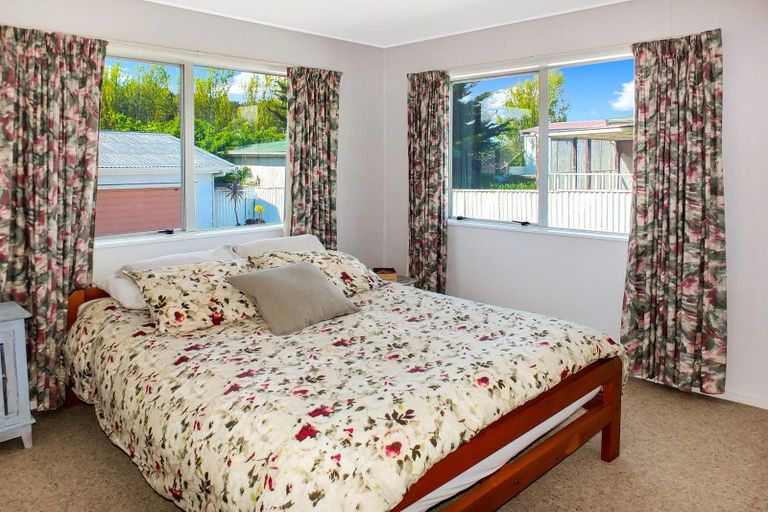 Photo of property in 7 Hennessy Street East, Foxton Beach, Foxton, 4815