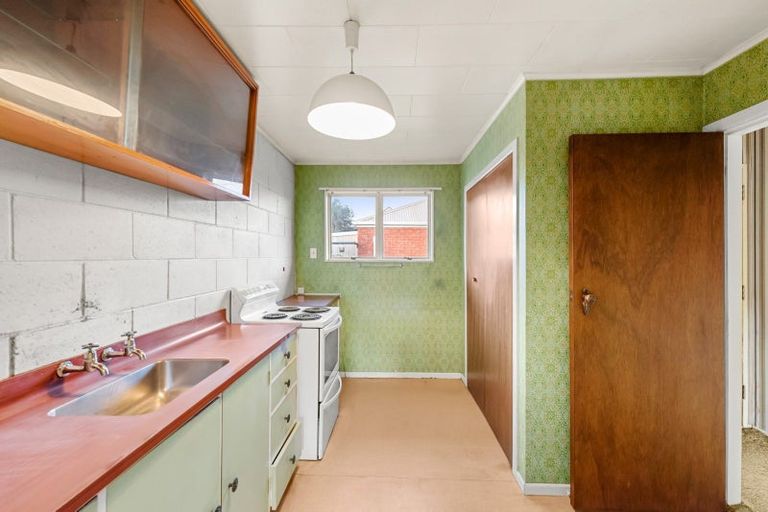 Photo of property in 52d Whites Line West, Woburn, Lower Hutt, 5010