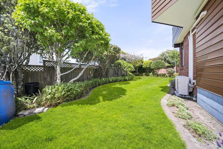 Photo of property in 1/56 Aberdeen Road, Campbells Bay, Auckland, 0620