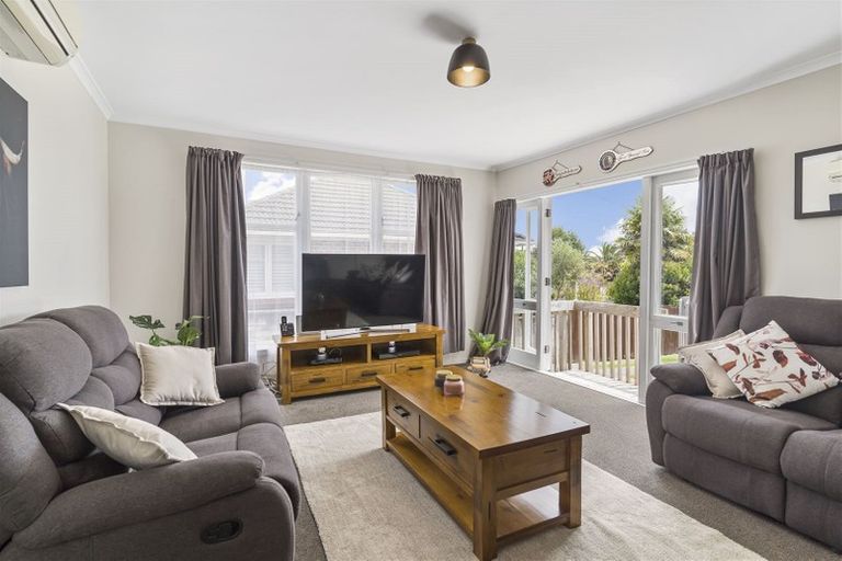 Photo of property in 11 Paton Avenue, Te Atatu South, Auckland, 0610