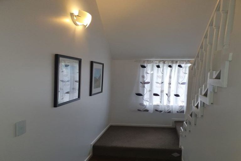 Photo of property in 8a Aplin Place, Birkdale, Auckland, 0626