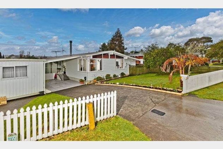 Photo of property in 3 Papa Place, Birkdale, Auckland, 0626
