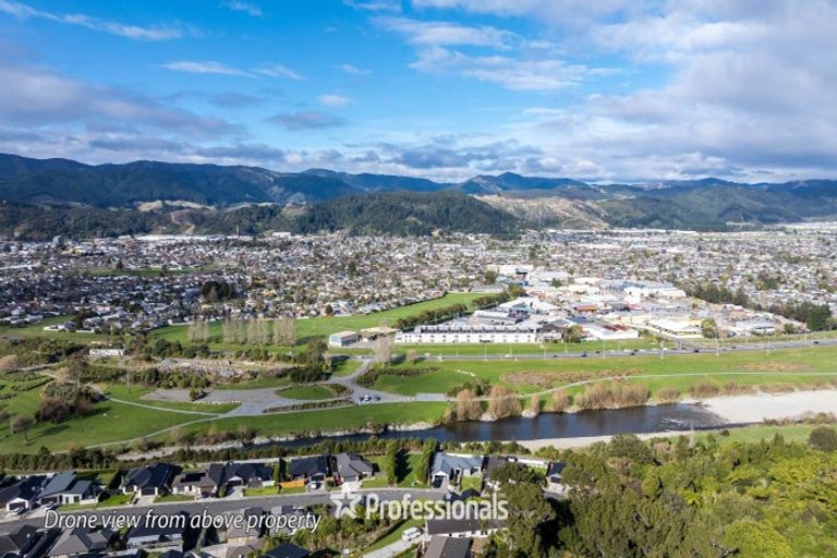 Photo of property in 60 Riverstone Drive, Riverstone Terraces, Upper Hutt, 5018