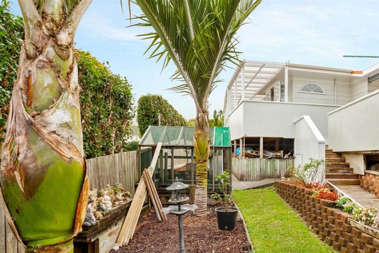 Photo of property in 1 Edgewood Way, Henderson, Auckland, 0612