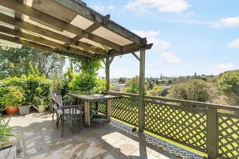 Photo of property in 84 Awaroa Road, Sunnyvale, Auckland, 0612