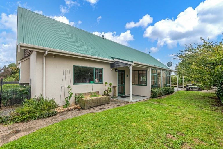 Photo of property in 6 Wanganui Road, Marton, 4710