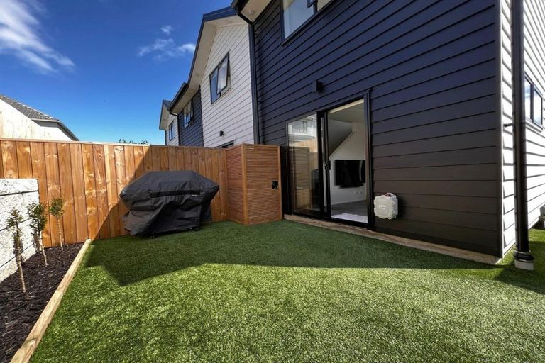 Photo of property in 8/6 St Leonards Road, Kelston, Auckland, 0602