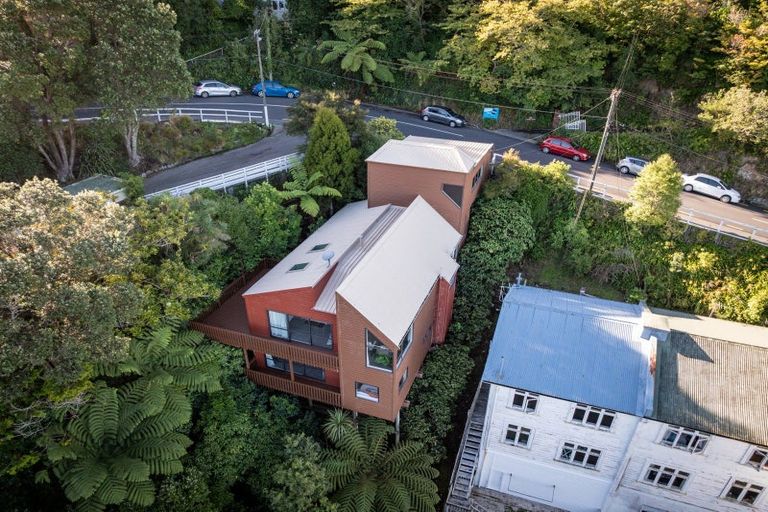 Photo of property in 16 Garden Road, Northland, Wellington, 6012
