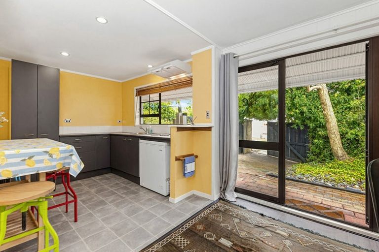Photo of property in 2/84 West Coast Road, Glen Eden, Auckland, 0602