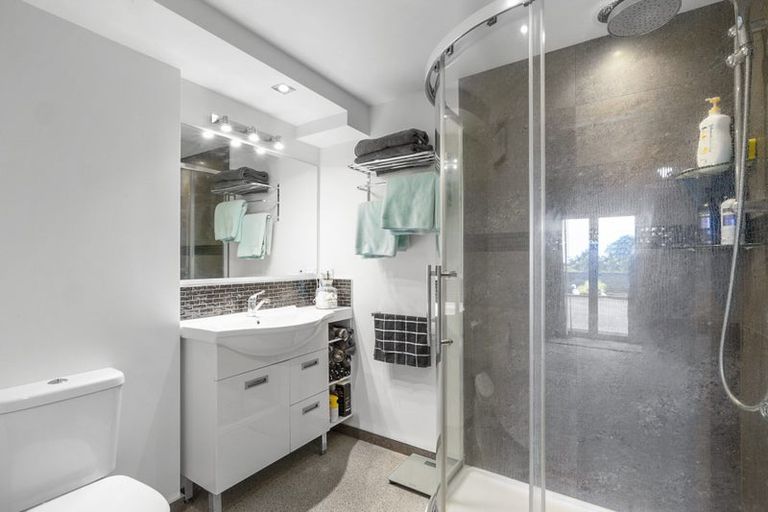 Photo of property in 38 Seaview Road, Marfell, New Plymouth, 4310