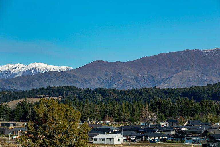 Photo of property in 33 Tomtit Crescent, Lake Hawea, 9382
