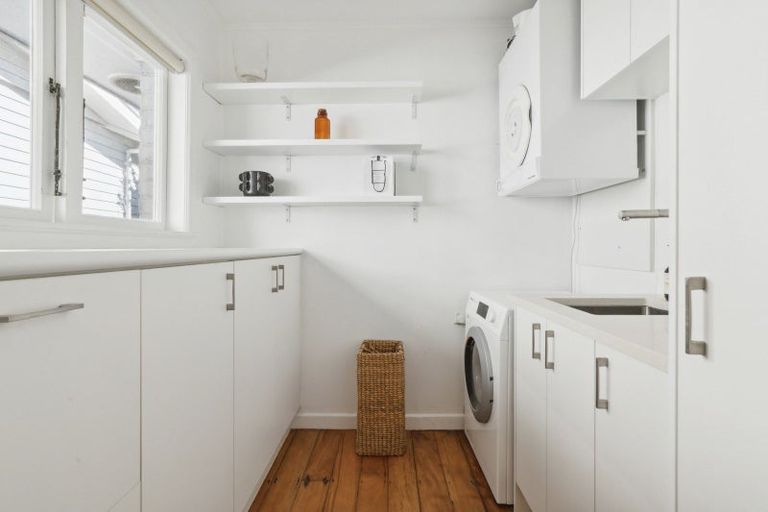 Photo of property in 1/123 Queen Street, Northcote Point, Auckland, 0627