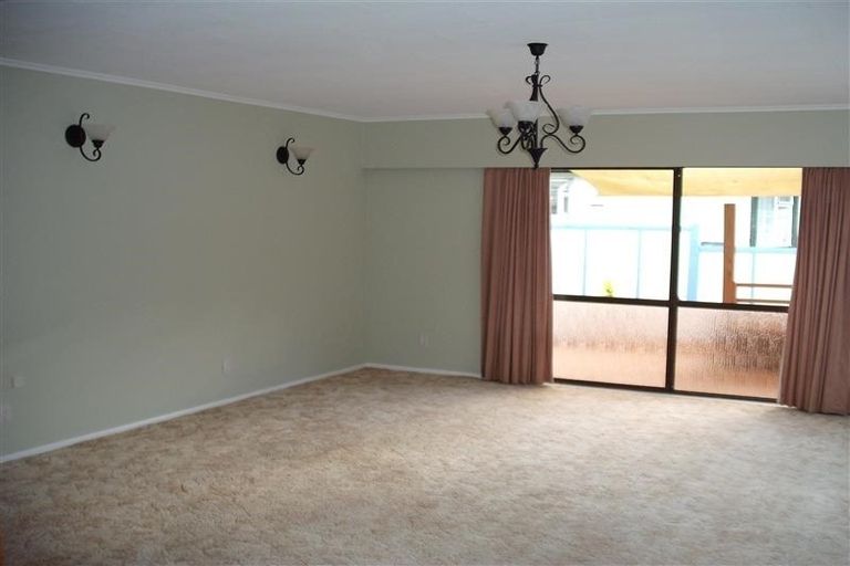Photo of property in 42 Hartford Crescent, Totara Park, Upper Hutt, 5018