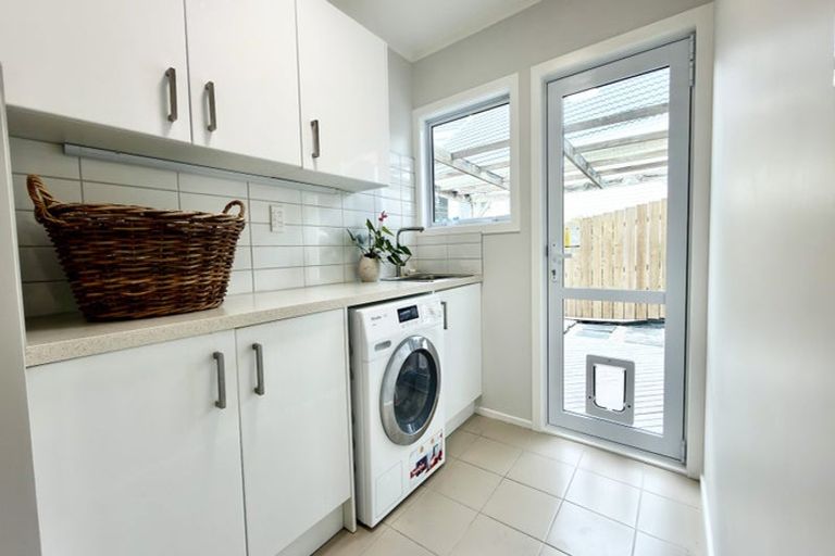 Photo of property in 42 Ravenstone Place, Chatswood, Auckland, 0626